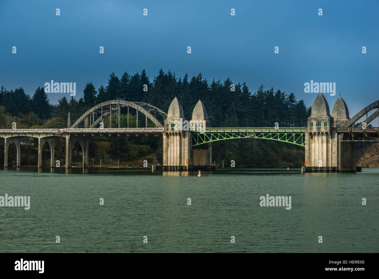 Siuslaw River-Brücke von Florenz Marina Oregon USA Stockfoto