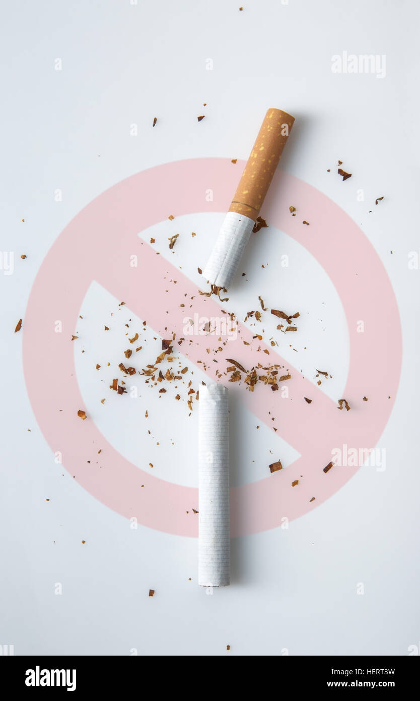 gebrochene Zigarette auf weißem Hintergrund mit Stop-Schild Stockfoto