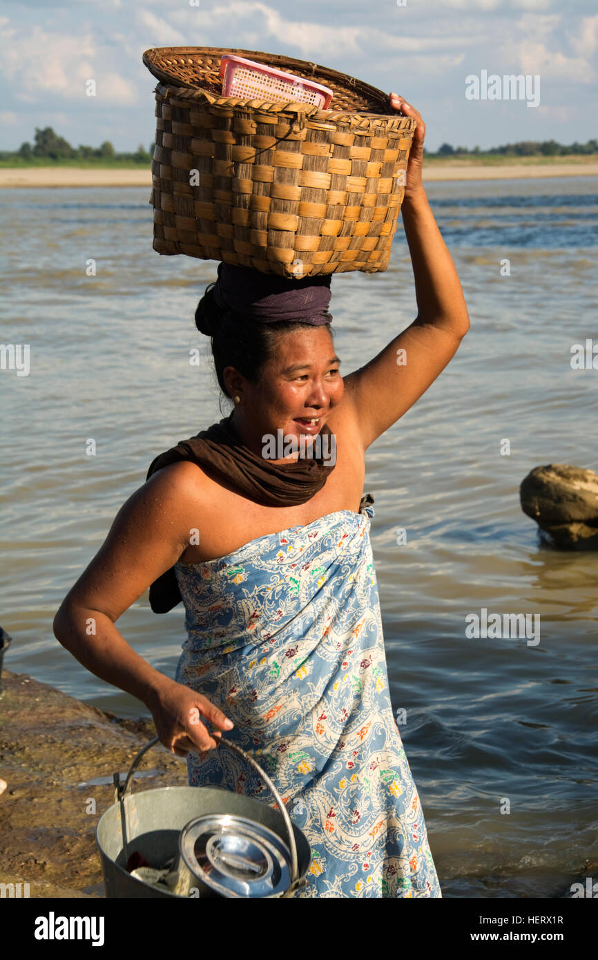 Asien, MYANMAR (BURMA), Sagaing Division, Chindwin Fluss, Kanee A Htet King Village, lokale Frau, die die Gerichte im Fluss gewaschen Stockfoto