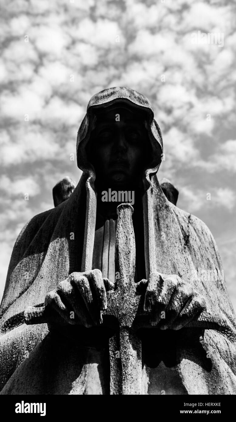 Friedhof-Statue in Italien, hergestellt aus Stein - mehr als 100 Jahre alt Stockfoto