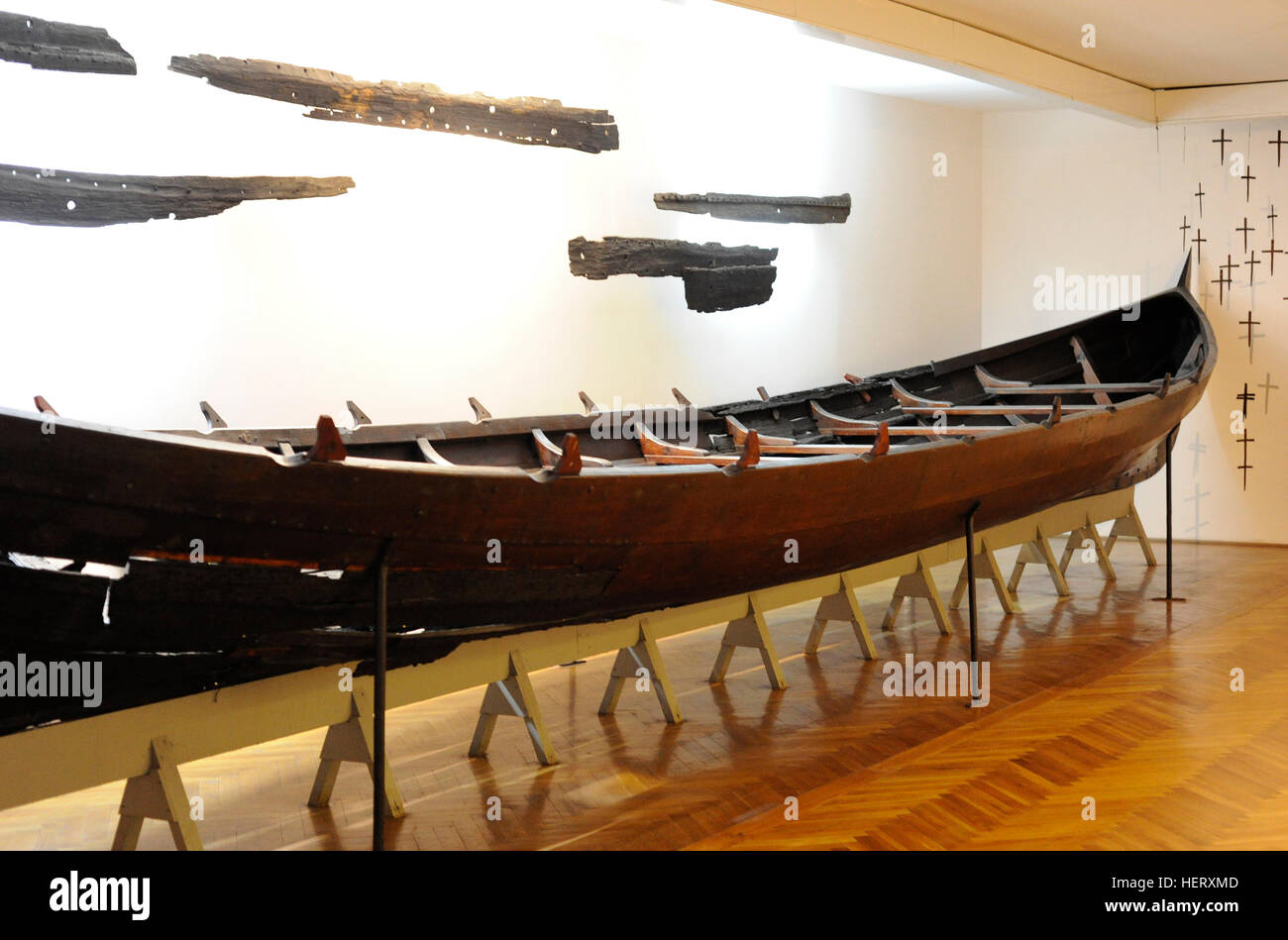 Boot von Orunia, fand im Jahre 1931. Länge. 12-13 m 18-20 Paddler an Bord. Auf den Flüssen und die Küstenzone verwendet. 10. Jahrhundert. Polen. Archäologische Museum der Stadt Danzig. Polen. Stockfoto