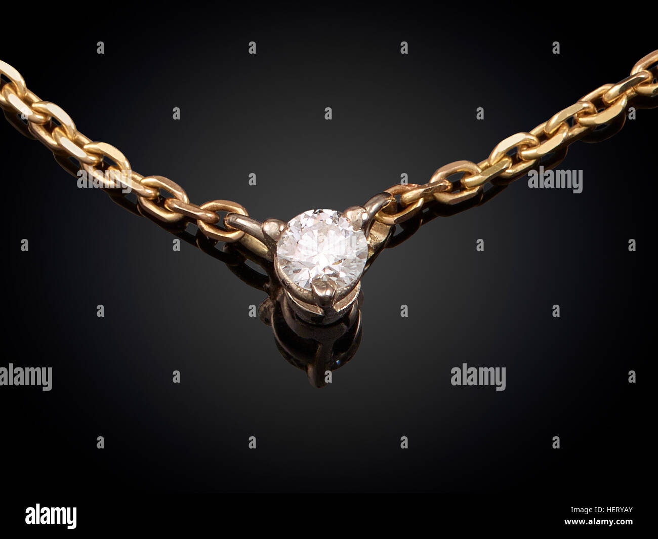 Goldene Halskette mit Edelstein auf schwarzem Hintergrund isoliert. Stockfoto