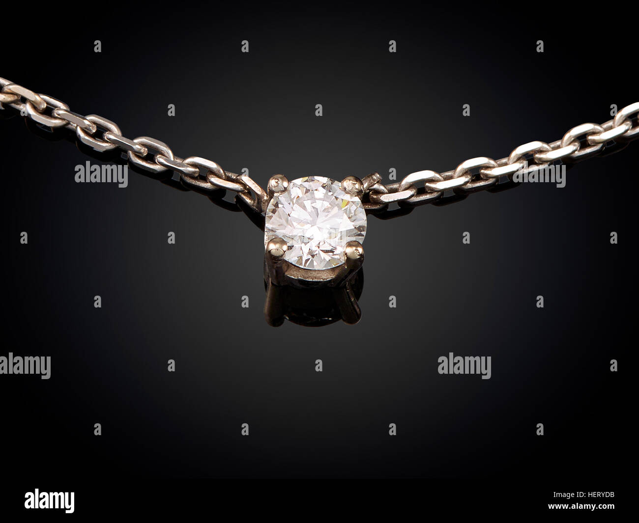 Goldene Halskette mit Edelstein auf schwarzem Hintergrund isoliert. Stockfoto