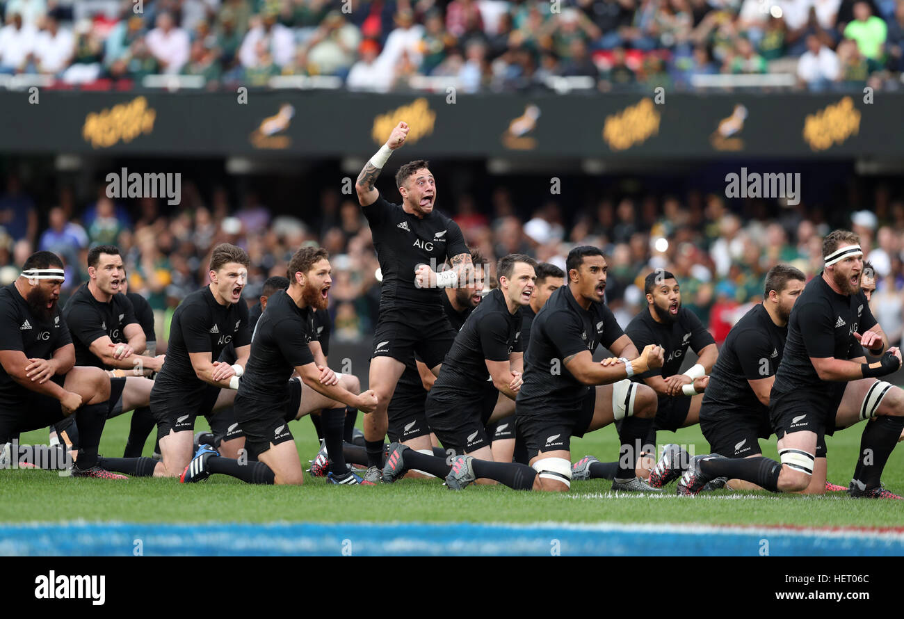 DURBAN, Südafrika - Oktober 08: TJ Perenara of New Zealand führt die All Blacks die Haka während der Rugby Championship Match zwischen führen So Stockfoto