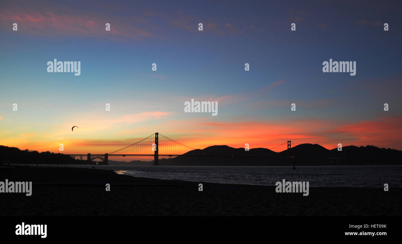 Golden Gate Bridge bei Sonnenuntergang - Panoramablick vom Oststrand (Crissy Field) Stockfoto