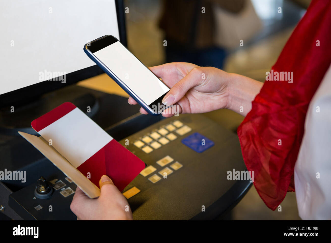 Nahaufnahme der weiblichen Scannen der Bordkarte mit Handy Stockfoto