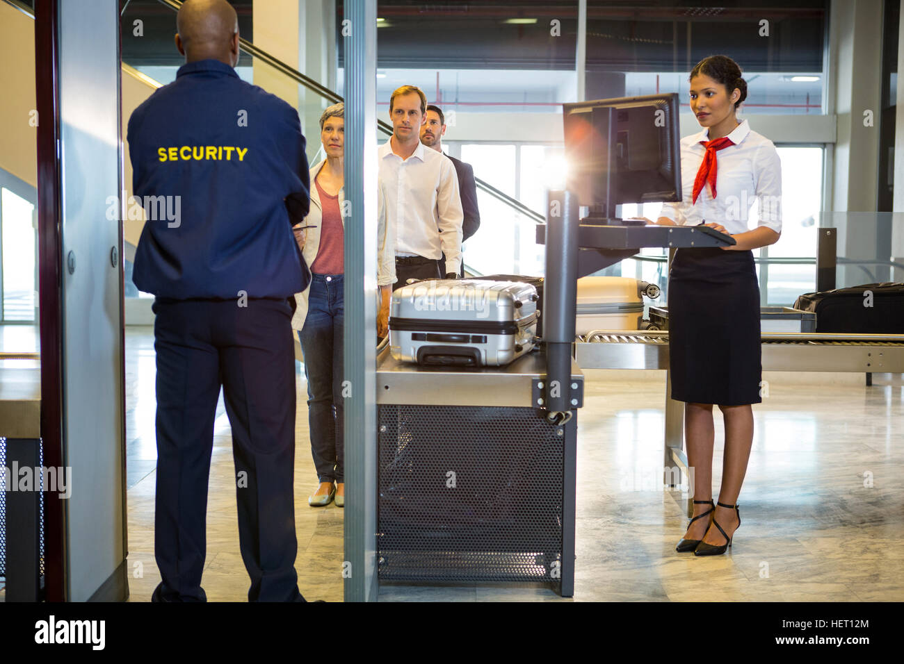 Flughafen Wachmann mit PKW, zu Fuß durch Körperscanner am Flughafen-terminal Stockfoto