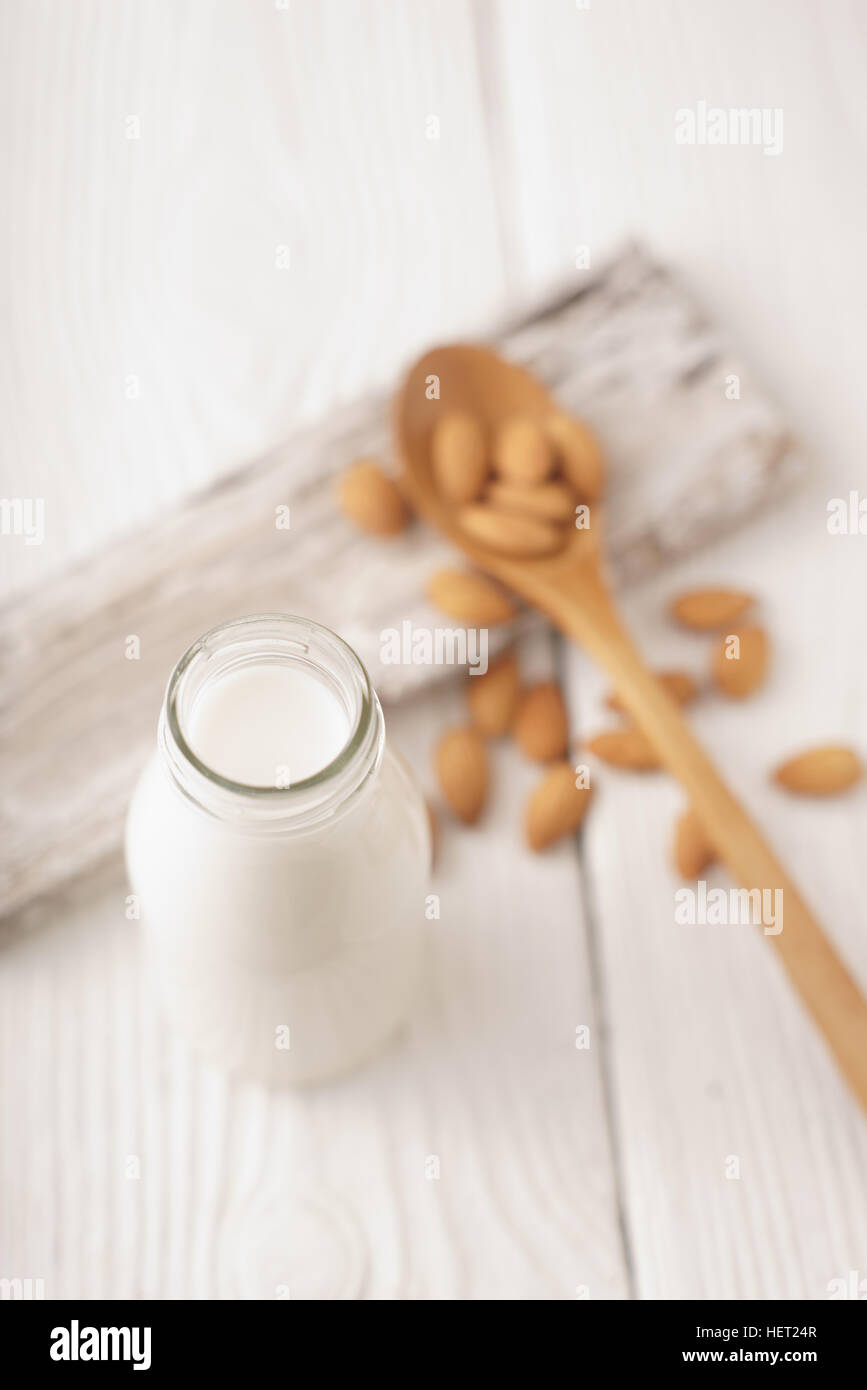 Mandel-Milch in ein Glas Flasche und Mandel Muttern vertikale Stockfoto