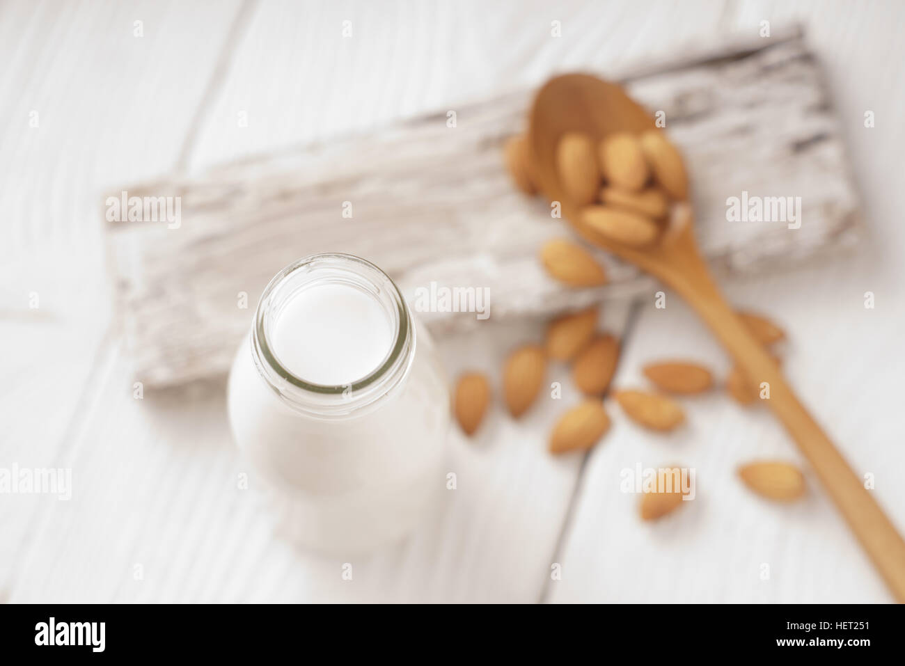 Mandel-Milch in ein Glas Flasche und Mandel Muttern horizontale Stockfoto