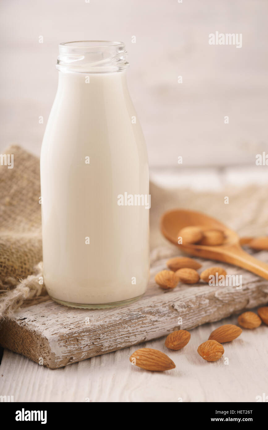 Mandel-Milch, Nüssen, Serviette auf einer vertikalen Ständer Stockfoto