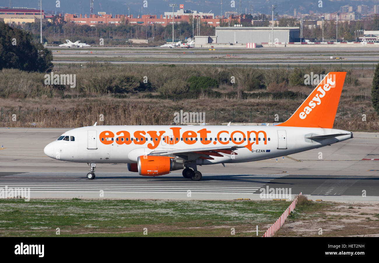EasyJet Airbus A319 Rollen entlang der Start-und Landebahn am Flughafen El Prat in Barcelona, Spanien. Stockfoto