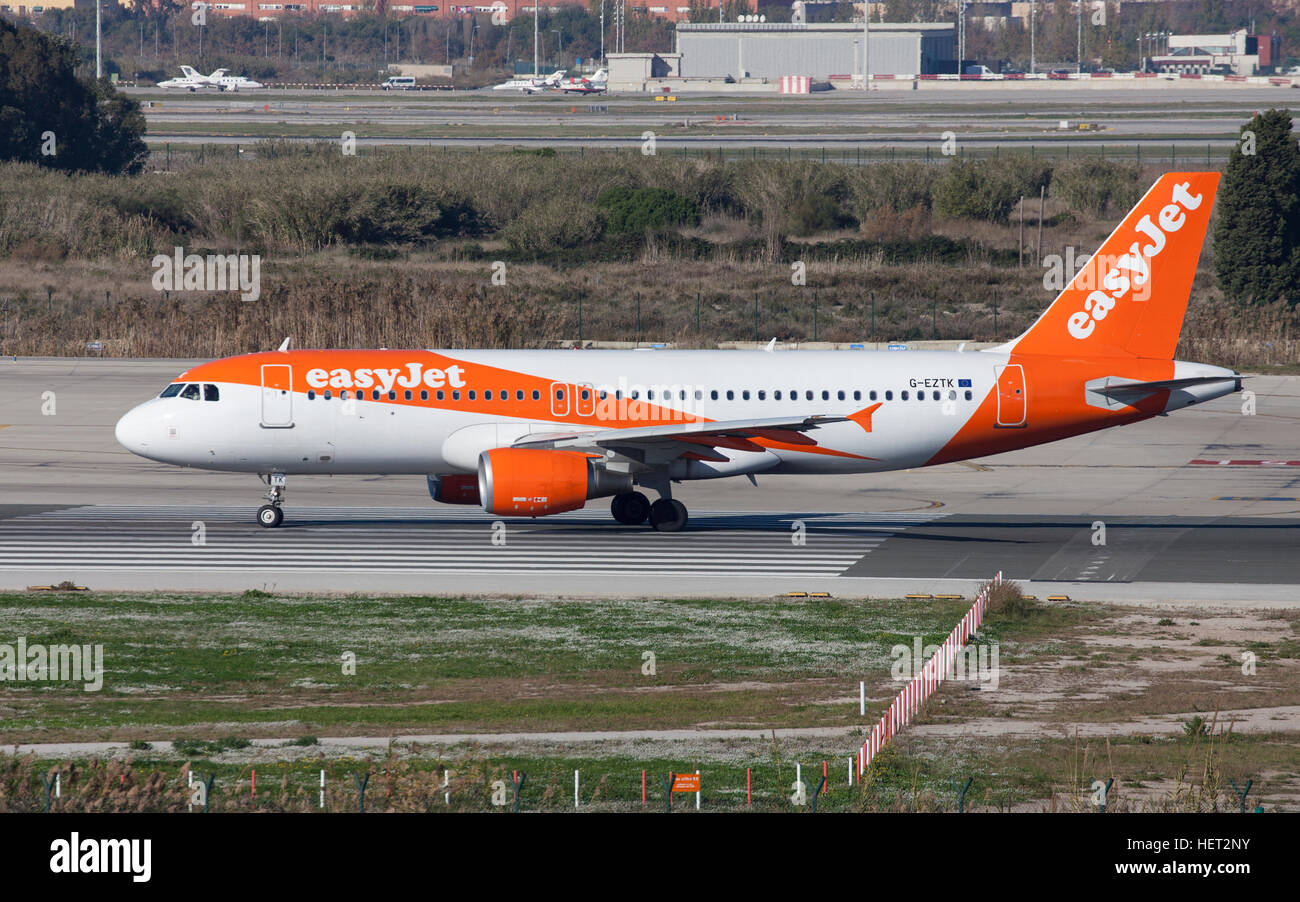 EasyJet Airbus A320 Rollen entlang der Start-und Landebahn am Flughafen El Prat in Barcelona, Spanien. Stockfoto