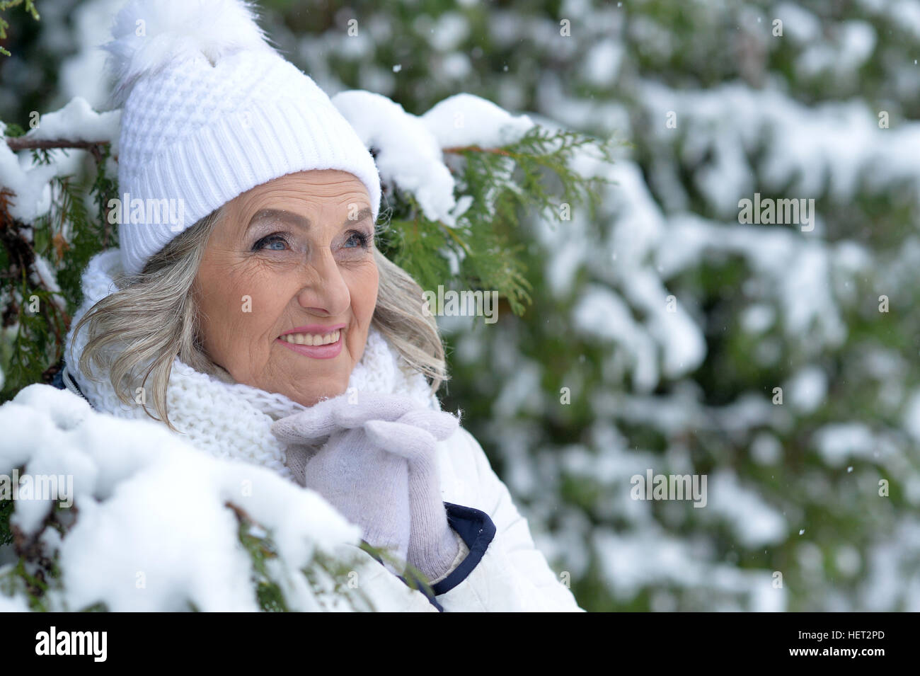 Reife Frau in Winterkleidung Stockfoto