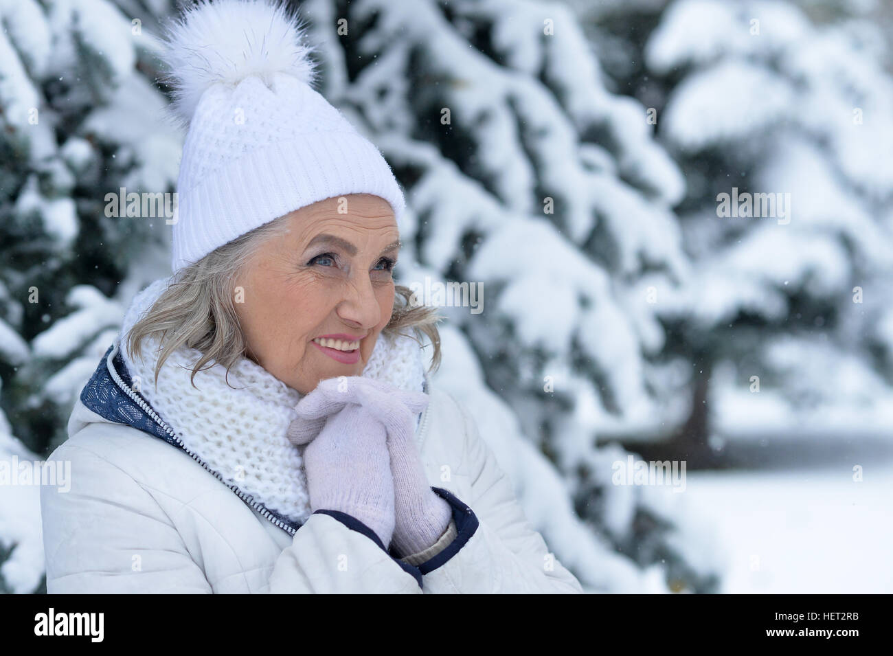 Reife Frau in Winterkleidung Stockfoto