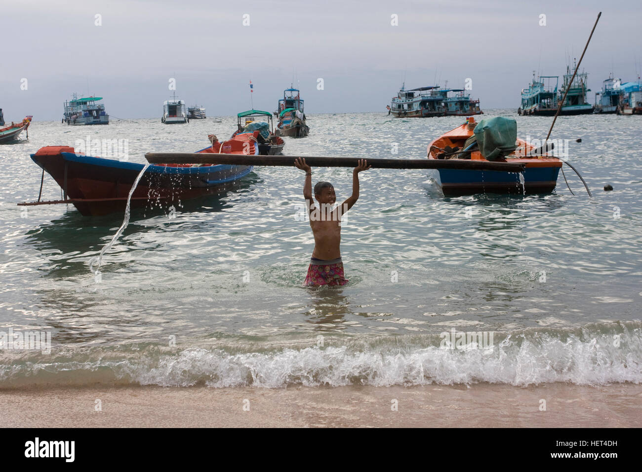 Ein Junge spielt auf Mae Haad in Koh Tao. Stockfoto