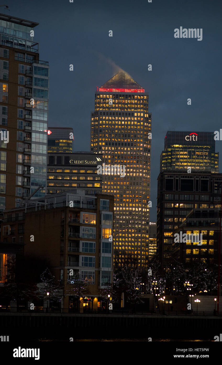 Canary Wharf und One Canada Square auf der Isle of Dogs, London England UK in der Nacht fotografiert von einem Boot auf der Themse. Stockfoto