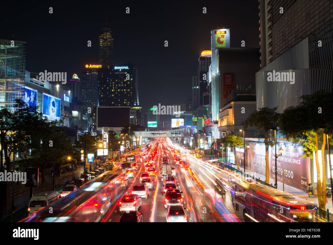 BANGKOK, THAILAND - 13. Oktober 2016: Blick auf den Siam Square Nachtverkehr mit Lichtspuren. Dieser Platz ist berühmte Einkaufsviertel in Bangkok Stockfoto