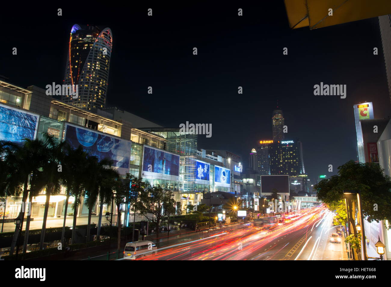 BANGKOK, THAILAND - 13. Oktober 2016: Blick auf den Siam Square Nachtverkehr mit Lichtspuren. Dieser Platz ist berühmte Einkaufsviertel in Bangkok Stockfoto