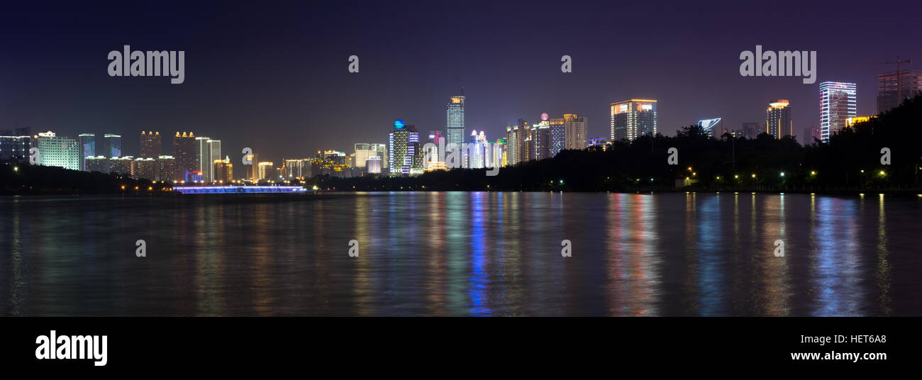 NANNING, CHINA - SEPTEMBER 18: Blick auf moderne Stadtbereich mit hohen Gebäuden im Nanhu See widerspiegelt. Nanning ist die Hauptstadt der Stockfoto