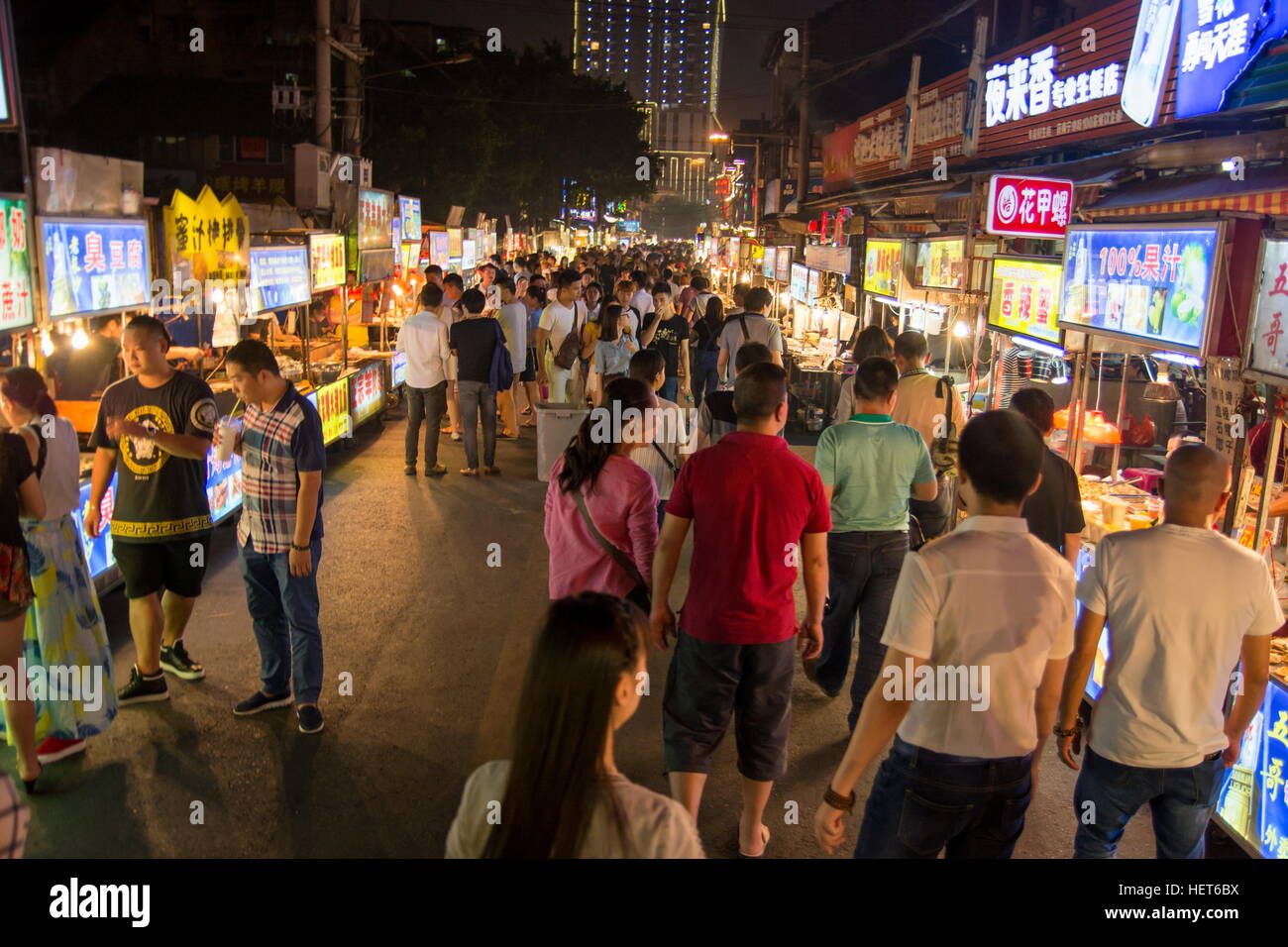 NANNING, CHINA - 20. SEPTEMBER: Blick auf den überfüllten Nacht Markt bekanntesten Lebensmittel-Straße in Kapital Stadt von Guangxi Provinz in China Stockfoto