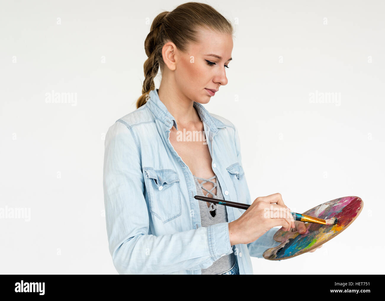 Frau stehend Palette Malerei Farbkonzept Stockfoto