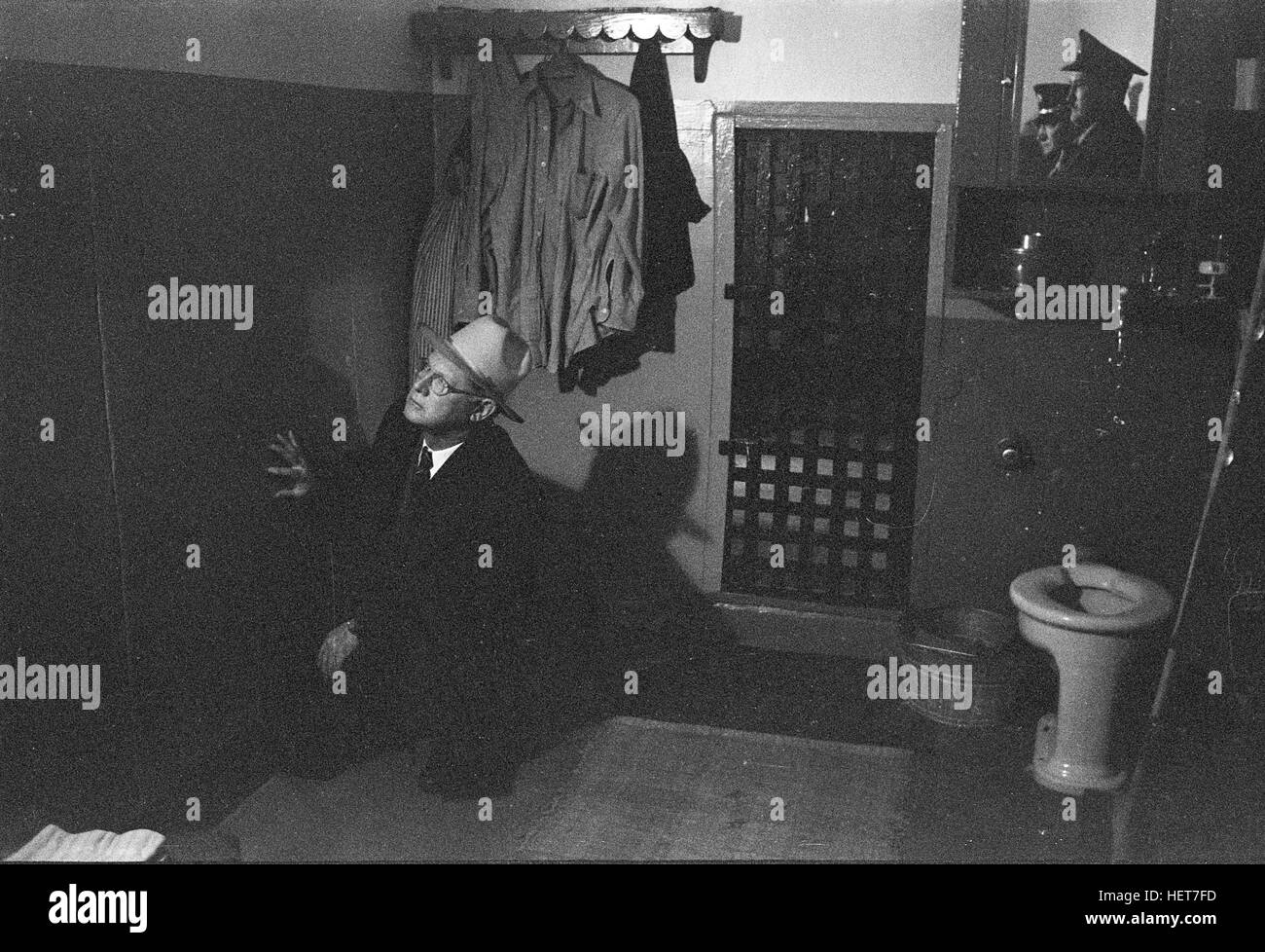 Erle Stanley Gardner, Mystery-Autor, untersucht die Zelle am Eastern State Penitentiary wo Willie Sutton entkam. Stockfoto