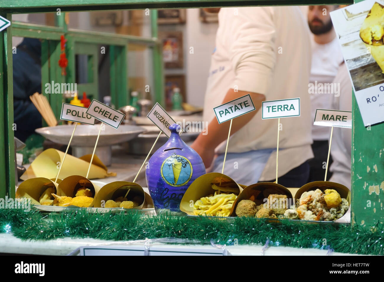 Neapel, Italien - Dezember 9, 2016: frittierte Lebensmittel Schüsseln bereit auf der Straße verkauft werden. Wir sind vor einem typisch neapolitanischen Braten. Stockfoto