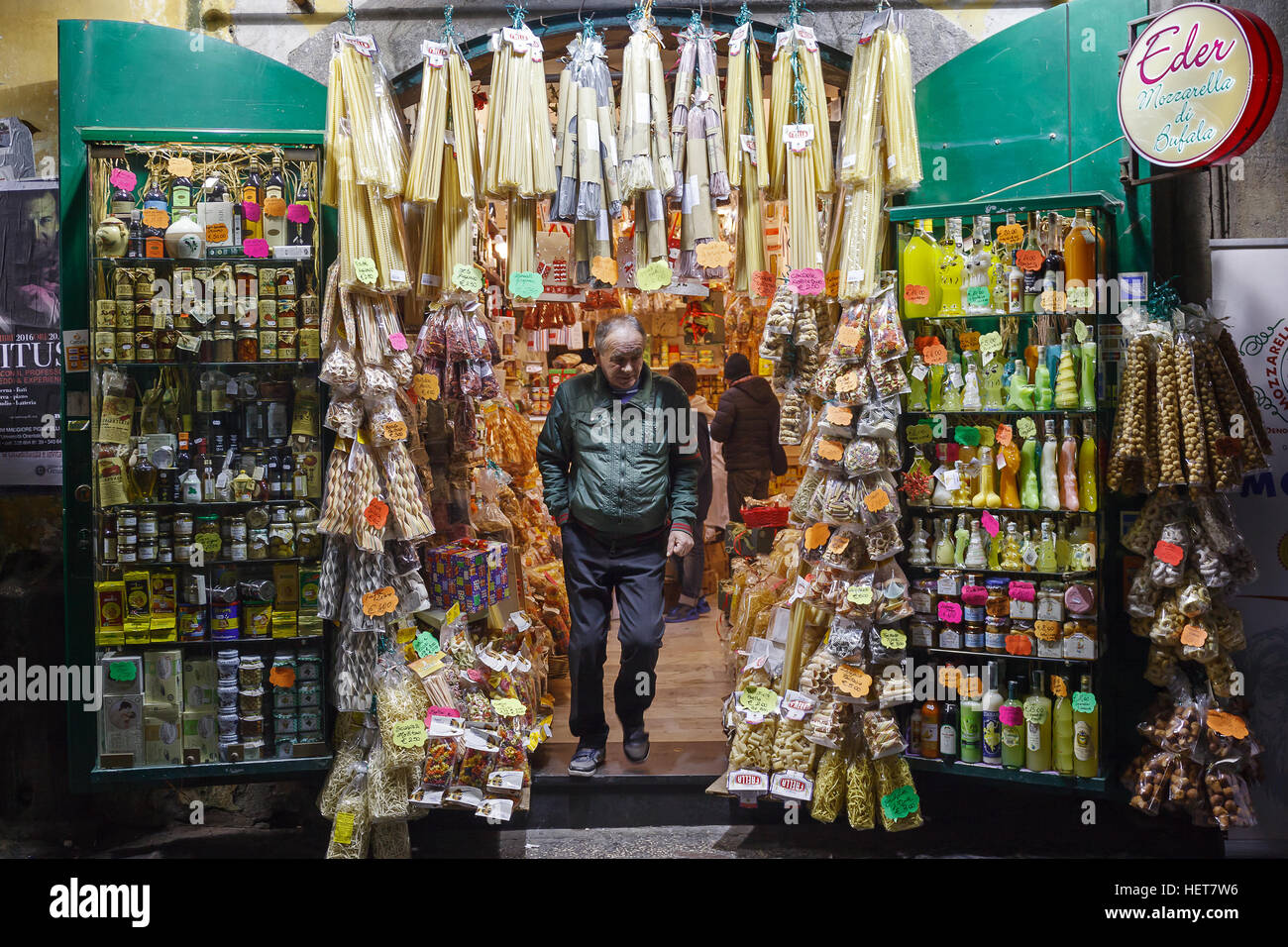 Neapel, Italien - 9. Dezember 2016: Shop typisch neapolitanischen Essen, im historischen Zentrum der Stadt. Ein Mann soll walk out the Door, umrahmt von vielen Stockfoto