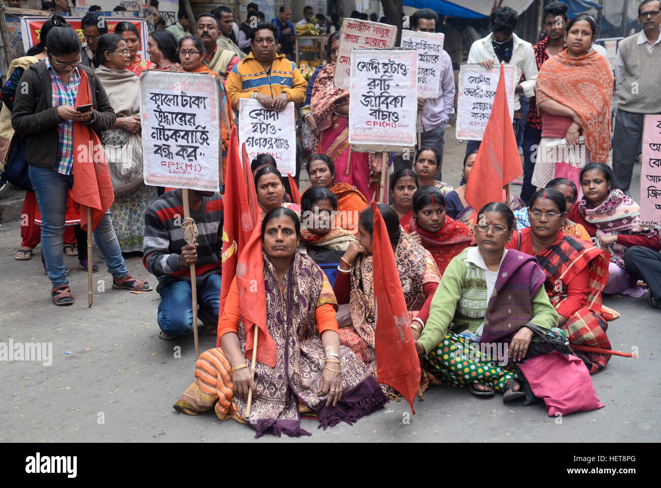 Kolkata, Indien. 22. Dezember 2016. Kommunistischen Teil of India (Marxist & Leninist) Protest gegen die Geldentwertung von Rs. 500 und Rs. 1000 Banknote in der Nähe von Reserve-Bank von Indien Kolkata Branch. Prime Minister Narendra Modi ausser Kurs gesetzt Rs. 500 und Rs. 1000 Geldschein in einer im Fernsehen übertragenen sprach am 08. November. © Saikat Paul/Pacific Press/Alamy Live-Nachrichten Stockfoto