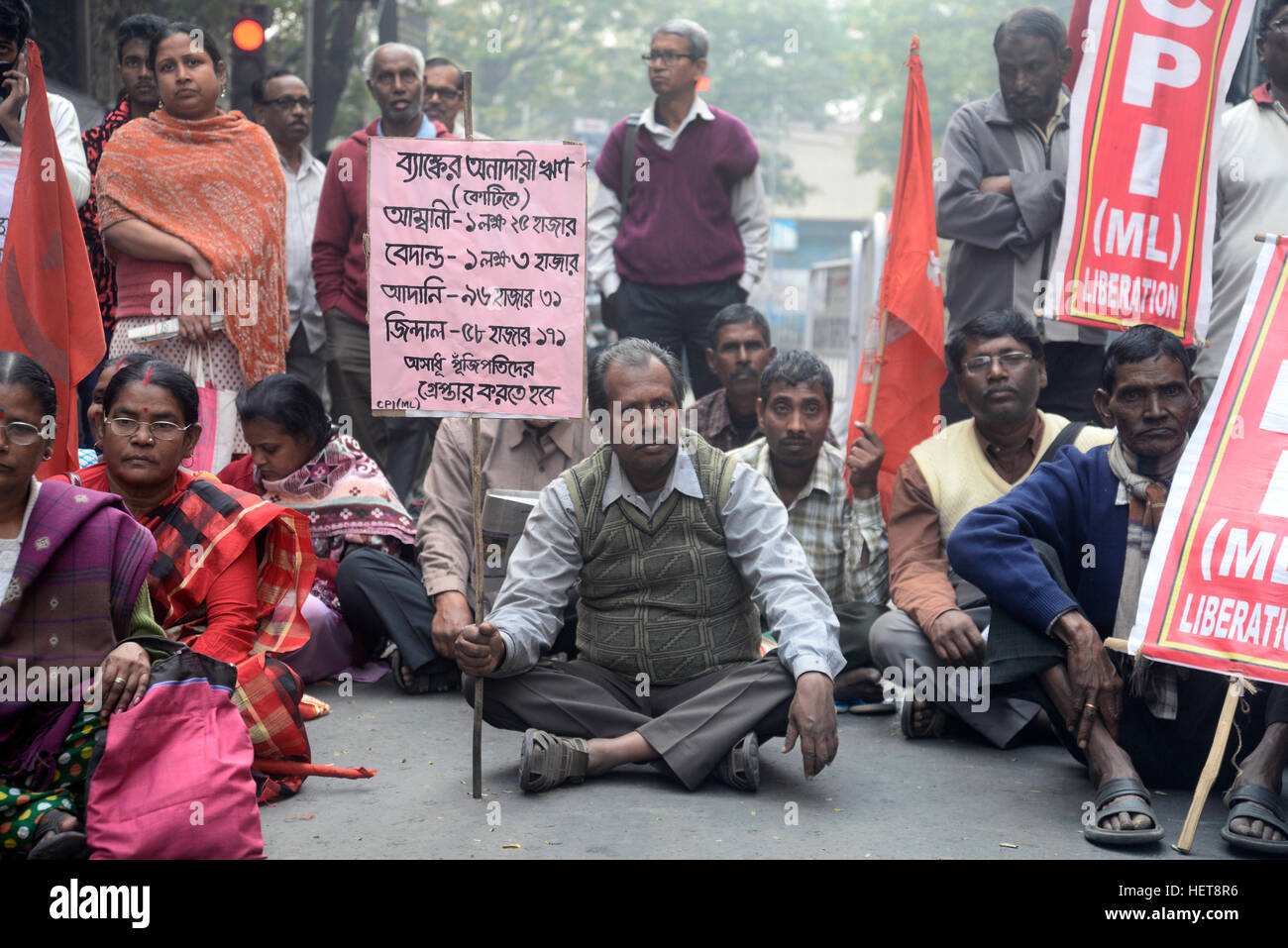 Kolkata, Indien. 22. Dezember 2016. Kommunistischen Teil of India (Marxist & Leninist) Protest gegen die Geldentwertung von Rs. 500 und Rs. 1000 Banknote in der Nähe von Reserve-Bank von Indien Kolkata Branch. Prime Minister Narendra Modi ausser Kurs gesetzt Rs. 500 und Rs. 1000 Geldschein in einer im Fernsehen übertragenen sprach am 08. November. © Saikat Paul/Pacific Press/Alamy Live-Nachrichten Stockfoto