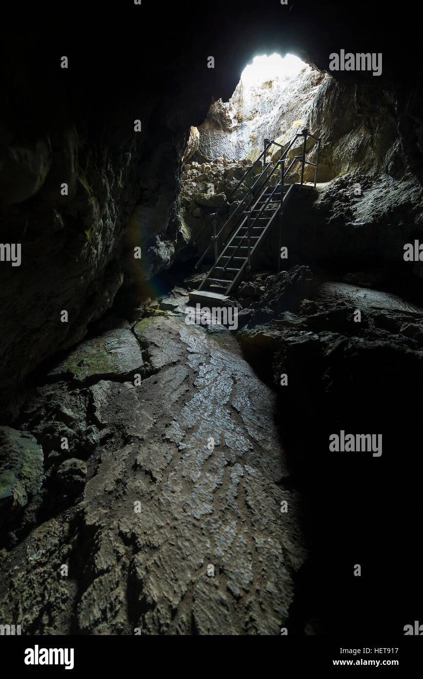 Unterirdische Leiter und Trail durch Lava Tube Lave-Betten-Nationalpark Stockfoto