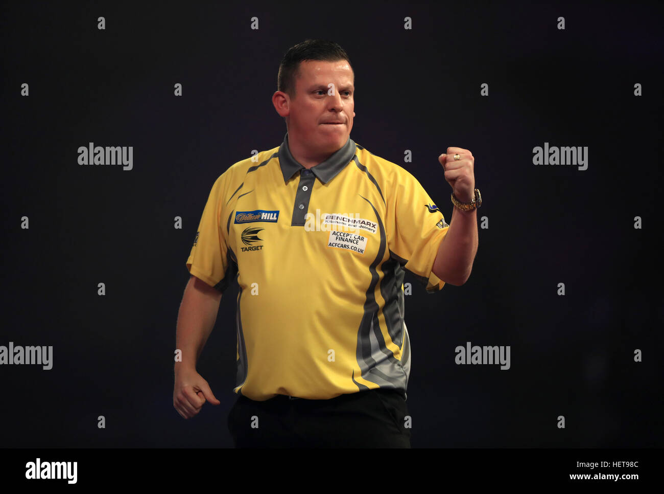 Dave Chisnall feiert er fährt fort, um Rowby John Rodriguez tagsüber acht der William Hill Dart Weltmeisterschaft im Alexandra Palace, London zu besiegen. Stockfoto