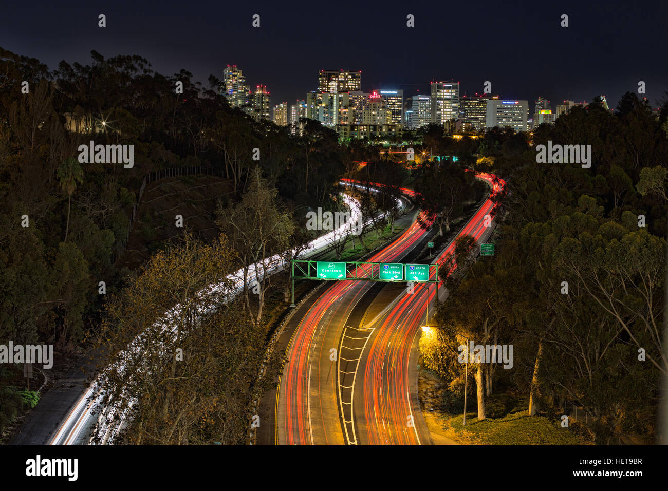 Blick auf die Skyline von San Diego und Kalifornien bei Nacht Stockfoto