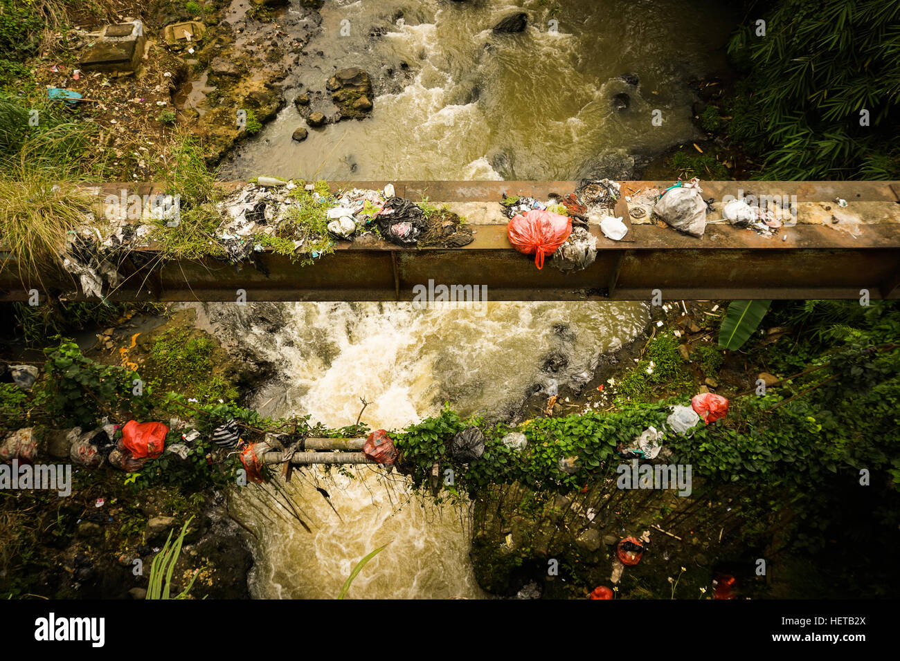 Schmutziger Fluss mit Kunststoff Abfall Foto in Bogor, Indonesien Stockfoto