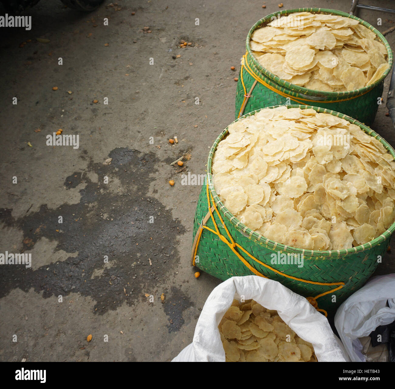 Rohe Melinjo Cracker verkauft in traditioneller Markt Foto in Bogor, Indonesien Stockfoto