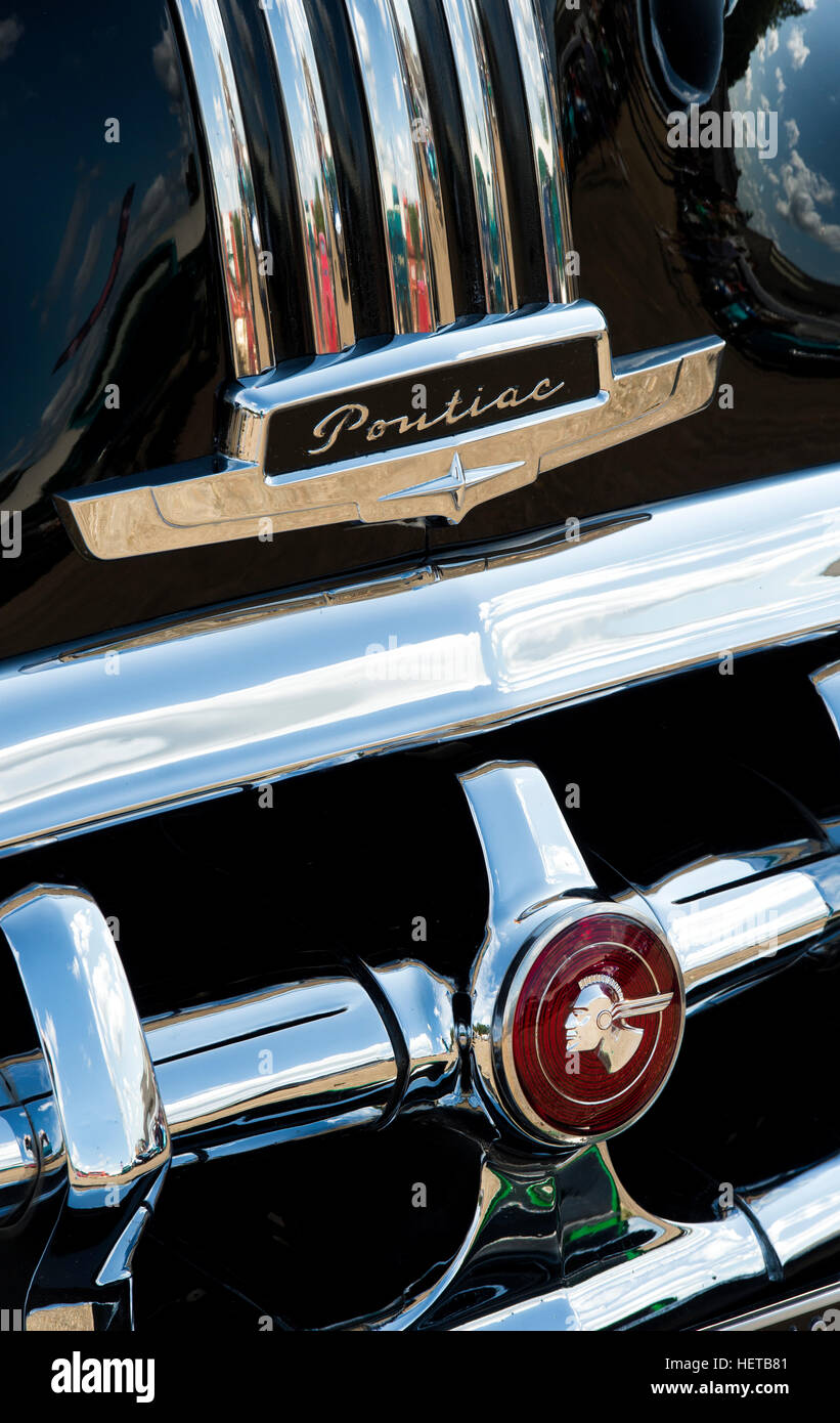 1950 acht Häuptling Pontiac Chrom-Kühlergrill und Abzeichen. Klassischen Vintage American Auto Stockfoto