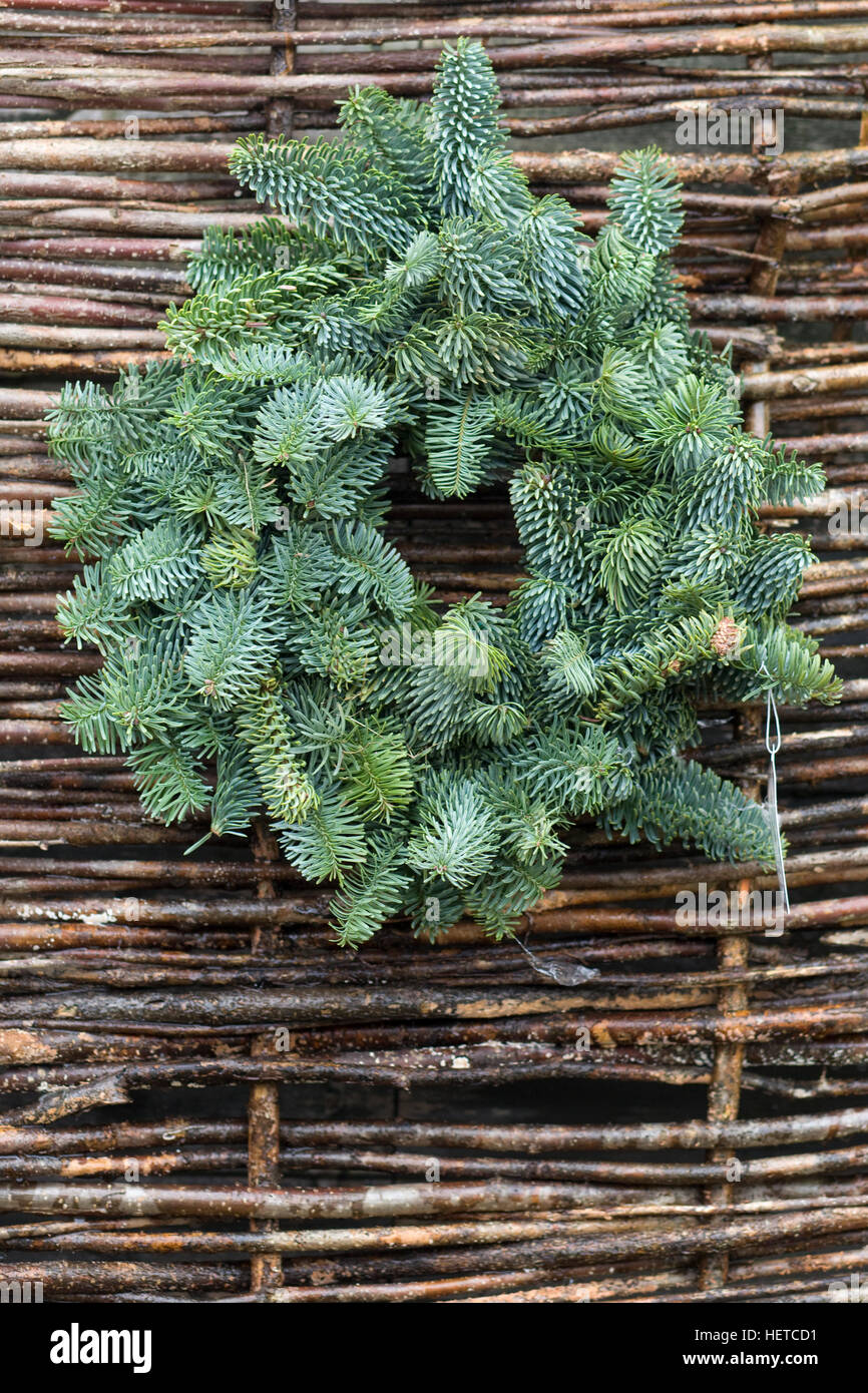 Ein Adventskranz auf einer Weide Zaun Stockfoto