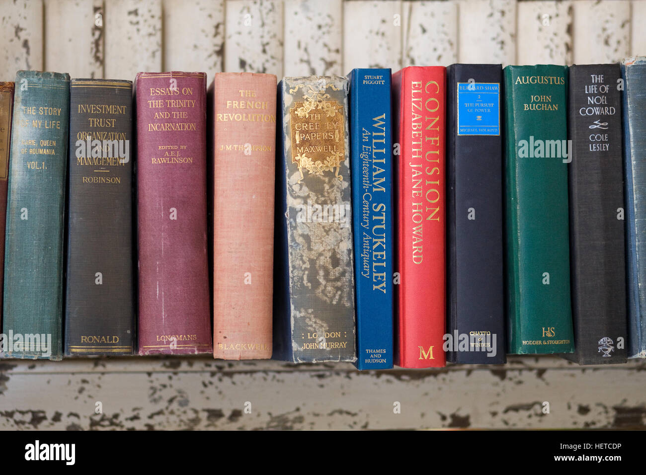 Alte Bücher auf einem Holzregal Stockfoto