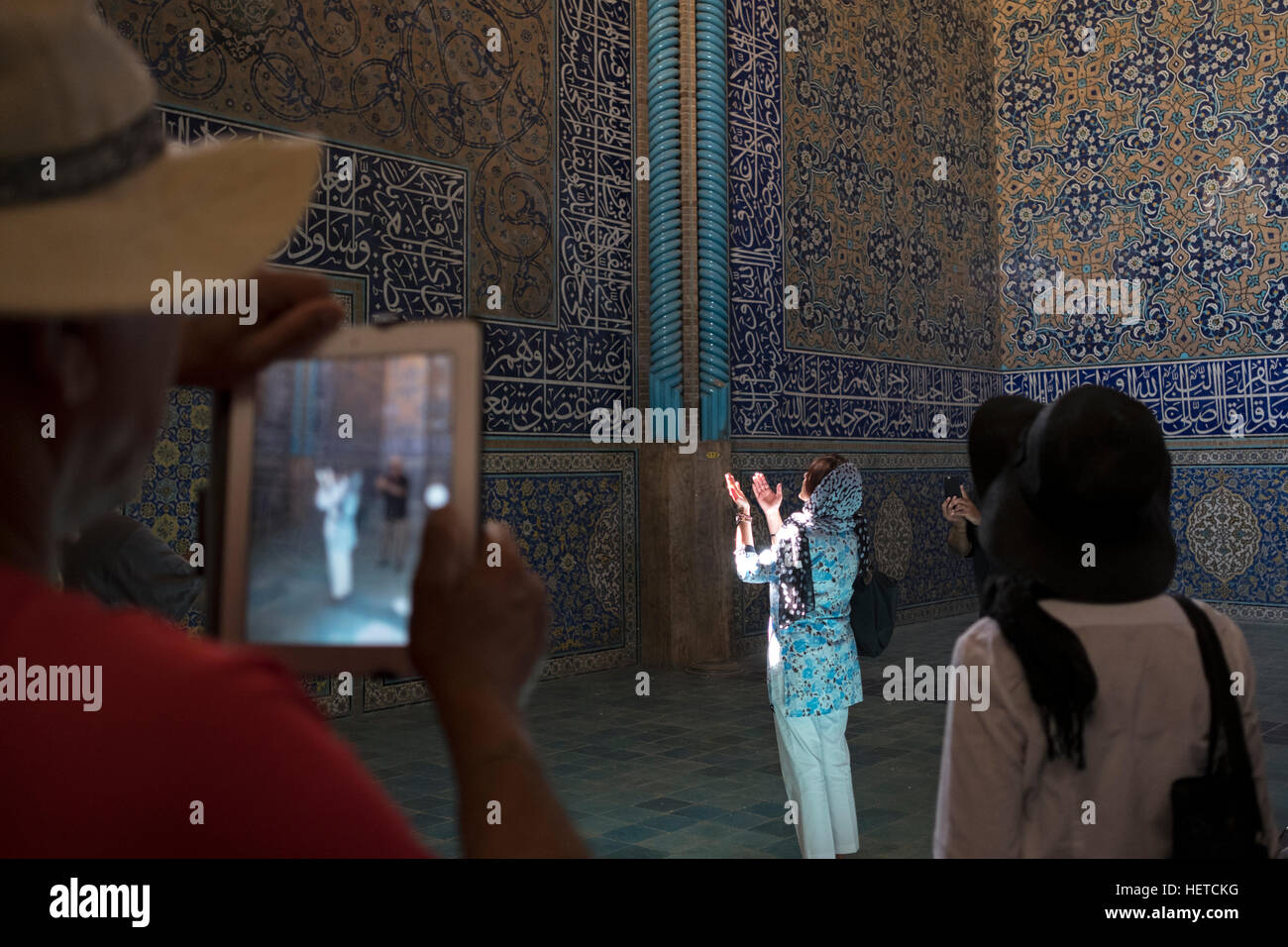 Touristen posieren und fotografieren die Jame Moschee von Isfahan, Iran Stockfoto