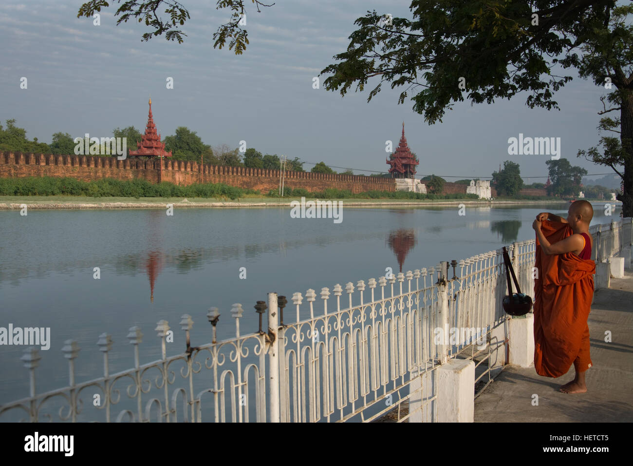 Asien, MYANMAR (BURMA), Mandalay, Königspalast, Torturm und Wassergraben aus Graben Oststraße mit Mönch im Vordergrund angezeigt Stockfoto
