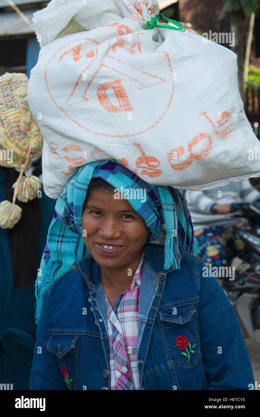 Asien, MYANMAR (BURMA), Sagaing Division, Kanee, lokalen Markt, Frau mit Tasche von Produkten auf dem Kopf Stockfoto
