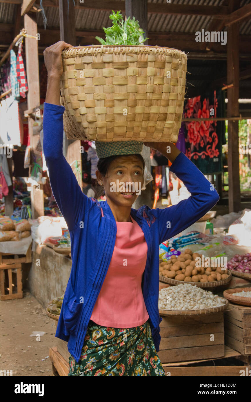 Asien, MYANMAR (BURMA), Sagaing Division, Kanee, lokalen Markt, Frau mit Tasche von Produkten auf dem Kopf Stockfoto