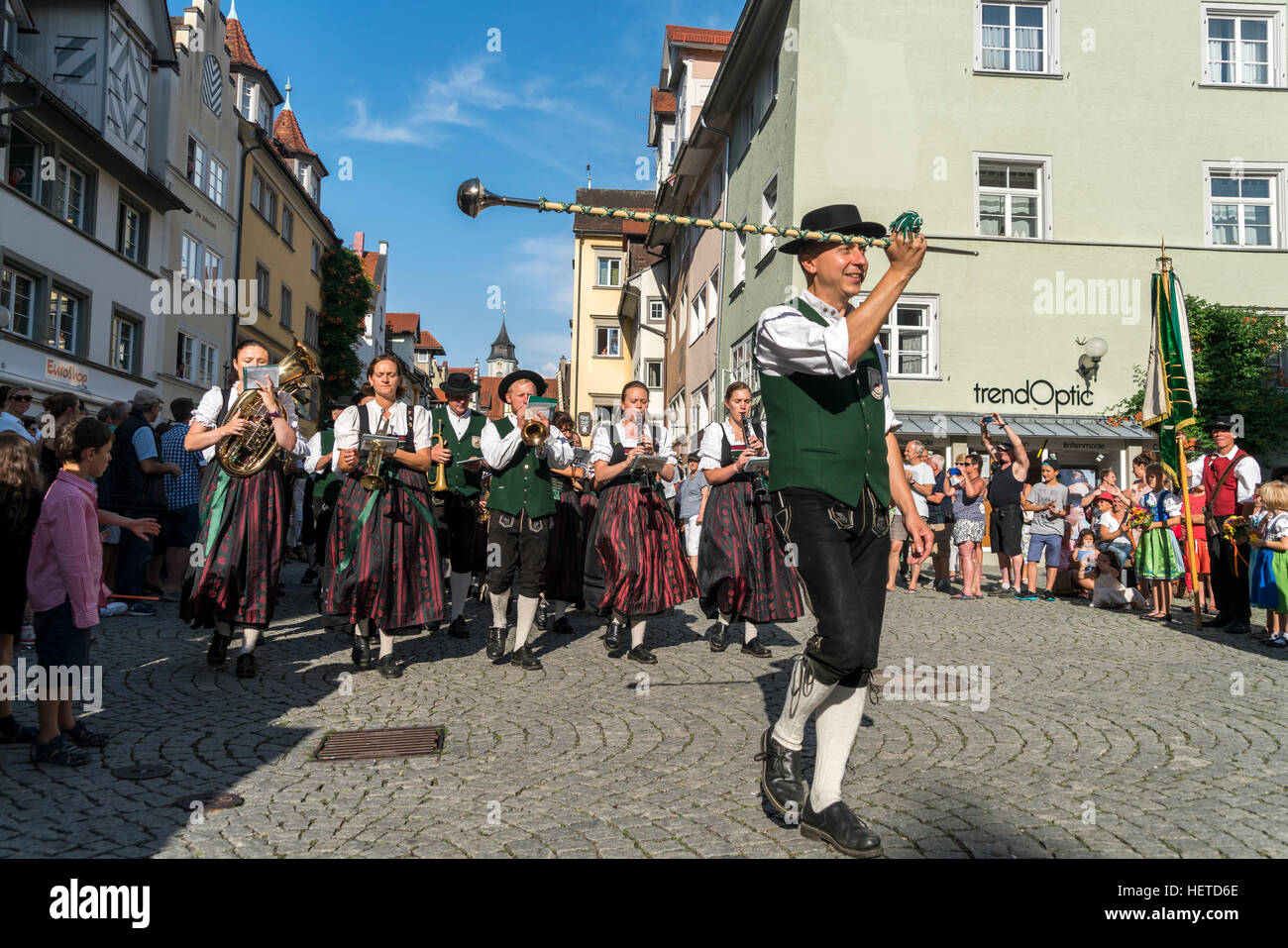 Parade mit Musikband in traditionellen Kostümen, Lindau, Bodensee, Bayern, Deutschland, Europa Stockfoto