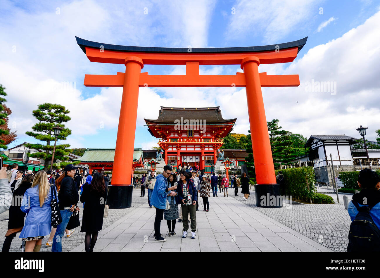 KYOTO, JAPAN - 23. November 2016: A zahlreiche internationale und japanische Touristen besuchten am Fushimi Inari Schrein. Stockfoto