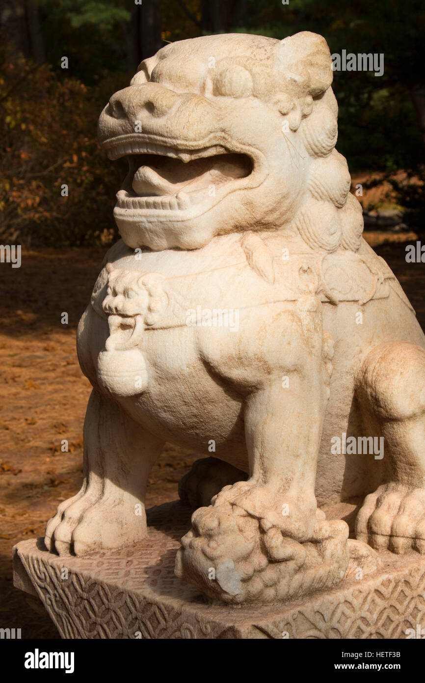 Lowenstatue In Orientalischer Garten Wickham Park Manchester