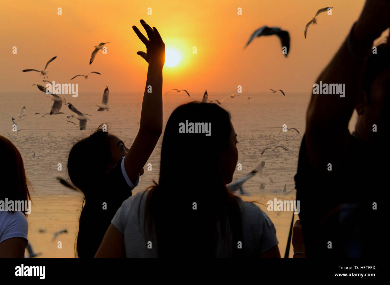 Glückliche Zeit in Sonnenuntergänge am Meer. Stockfoto