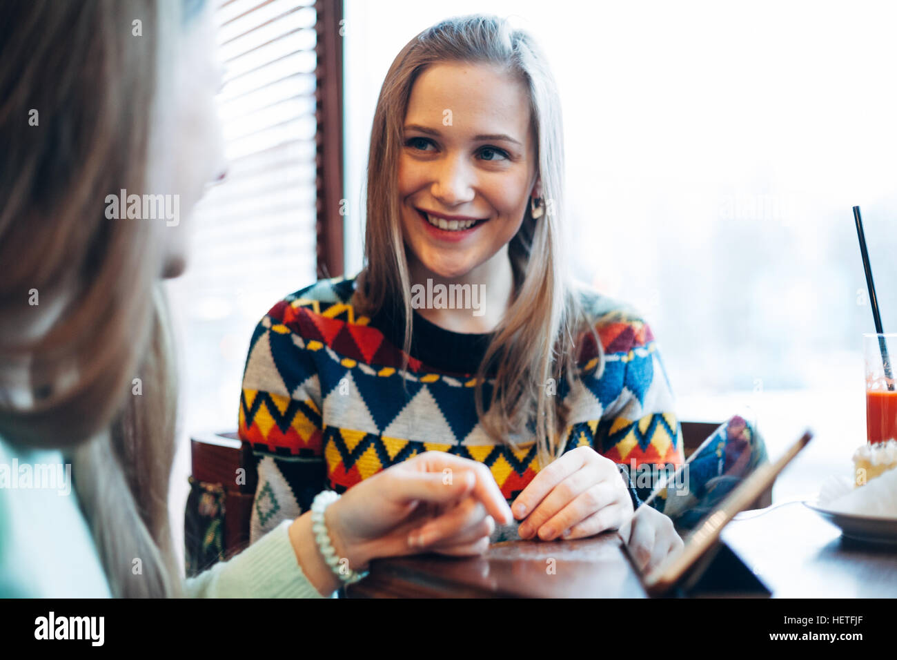 Selfie Mädchen im café Stockfoto