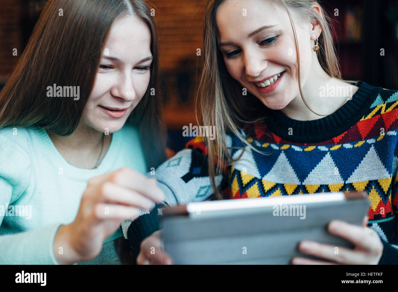 Freundinnen in ein Café zu kommunizieren Stockfoto
