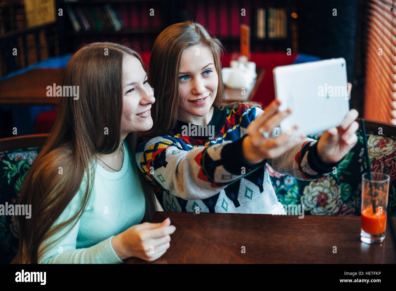 Selfie Mädchen im café Stockfoto