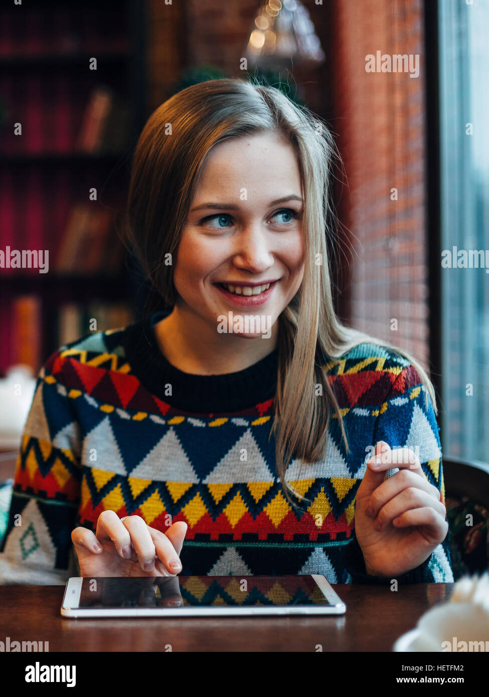 Frau in Café smilling Stockfoto